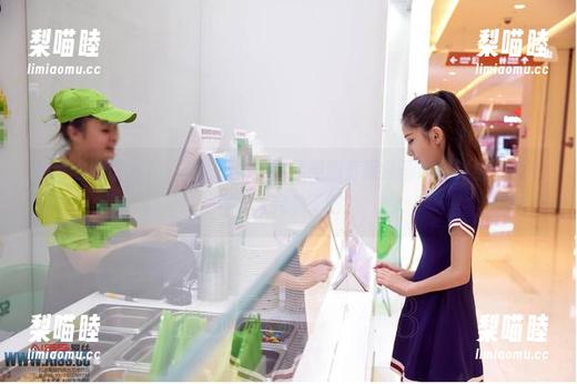 在爱丝的镜头下，街头小秘书就像美图直接从画册里蹦出来的一样，太完美了吧？