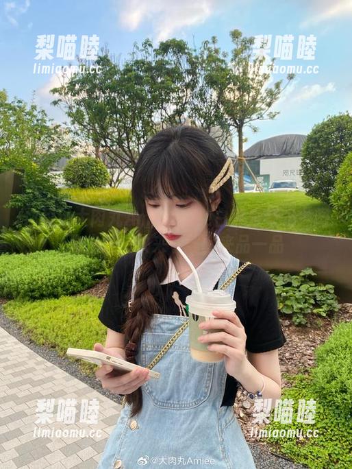 你见过大肉丸Amiee在纯白里发呆吗？图集上线，快来下载，来品一品
