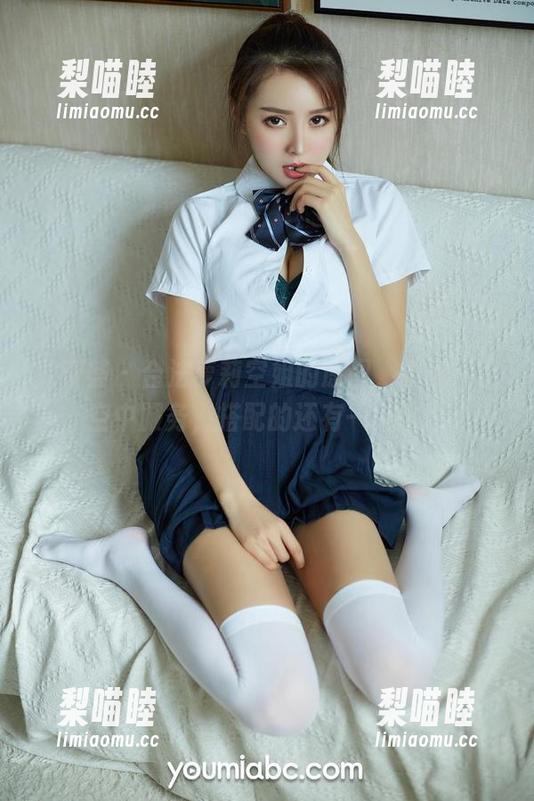 尤蜜荟 - 合法萝莉空姐的原图，教你一手空中服务，搭配的还有一瓶水！
