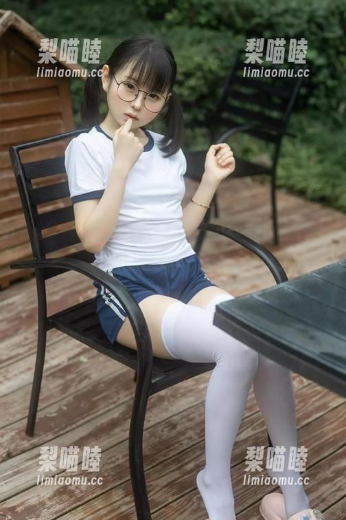 来看幼水铃衣的美图，光线不重要，裤里丝才是主角！