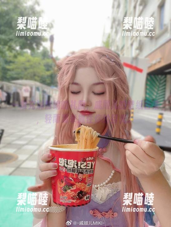 一堆充满情绪的礼服，戚顾儿的壁纸合集，轻而易举抓住你的目光。