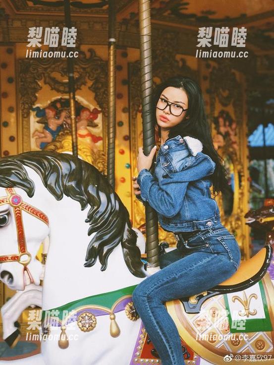 微密圈 - 漆皮罩罩掀起的波澜——李嘉欣97的美图分享让粉丝们沸腾！