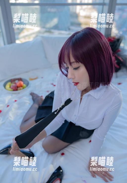 微密圈 - 看果儿Victoria在红皮束身中，似乎打开了某种奇怪的窗口。