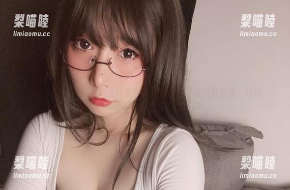 次屁啦 除了美图,次屁啦的连体衣各种姿态也值得我反复分享,嘿嘿
