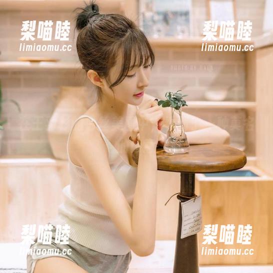 在王羽杉的白丝美图中，看到了一种莫名的诗意