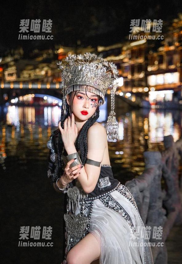 瓦斯塔亚小龙虾的照片，泳装似乎都是为了衬托身边的海浪吧？