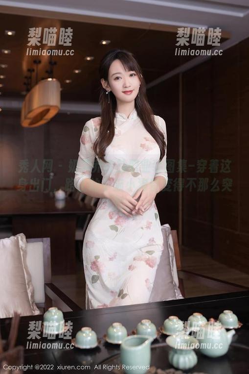 秀人网 - 奶芙乔乔的职业装图集–穿着这身出门，路上的小猫小狗都变得不那么突兀。