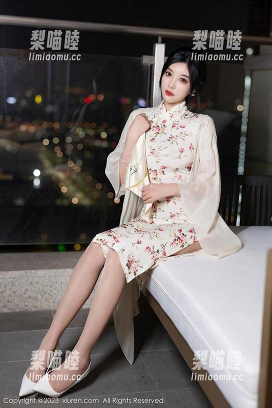 秀人网 - 精选图集，恩一在天台的目光，像是在和天空对话。