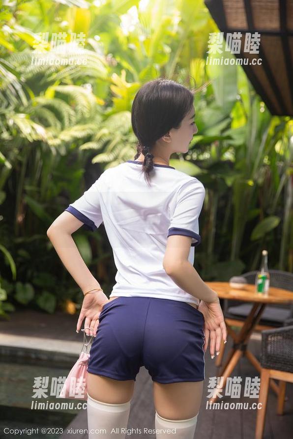 秀人网 - 这条白裙真吸睛，在线图集中赵万灵实在是把一切都拯救了。