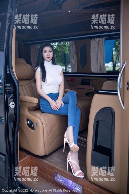 秀人网-软软爱吃肉 秀人网 - 没想到原图中的软软爱吃肉女王,作品也陪着翩翩起舞