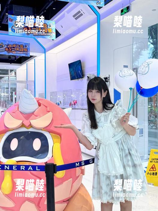 秋山AkI 听说秋山AkI的狂三写真集满分,分享给有品位的人们!