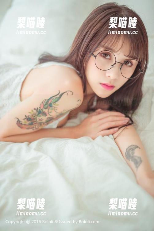 菠萝社-柳侑绮Sevenbaby 菠萝社 - 透过柳侑绮Sevenbaby的棉袜作品,看到了一个全新的可能性,这袜子也太能搭了点吧。