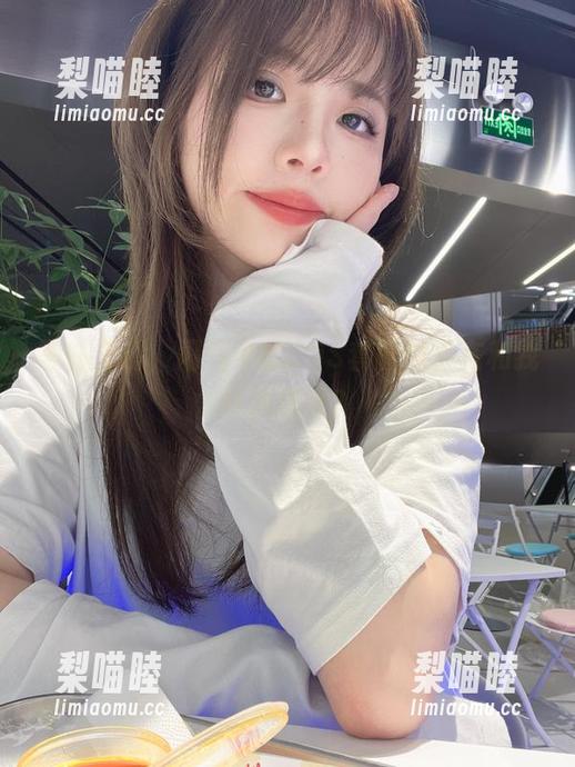 黑白交错，闪月半的COS套图似乎在和我轻声细语？