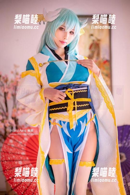 雨波HaneAme的秋日狐狸女友写真，咖啡香气中要不要来点小配饰？