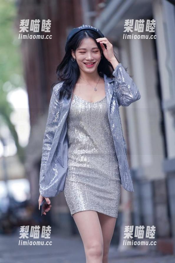 魔镜街拍 - 冲上天际的美腿！婷婷的白色吊带连衣裙+黑丝必看章节，秒变高清图册里的女神！