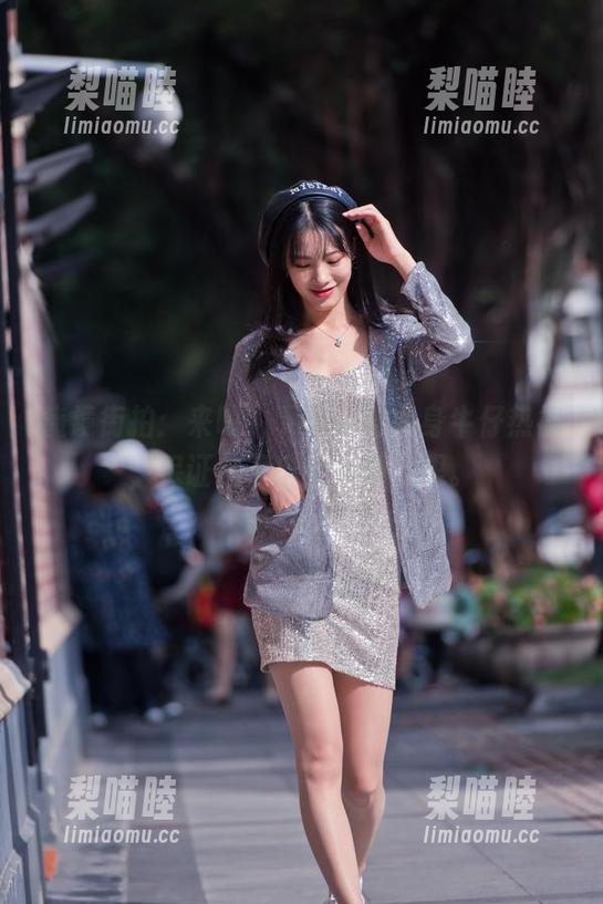 魔镜街拍：来吧，下载这身紧身牛仔热裤，保证你不自觉多看几眼。